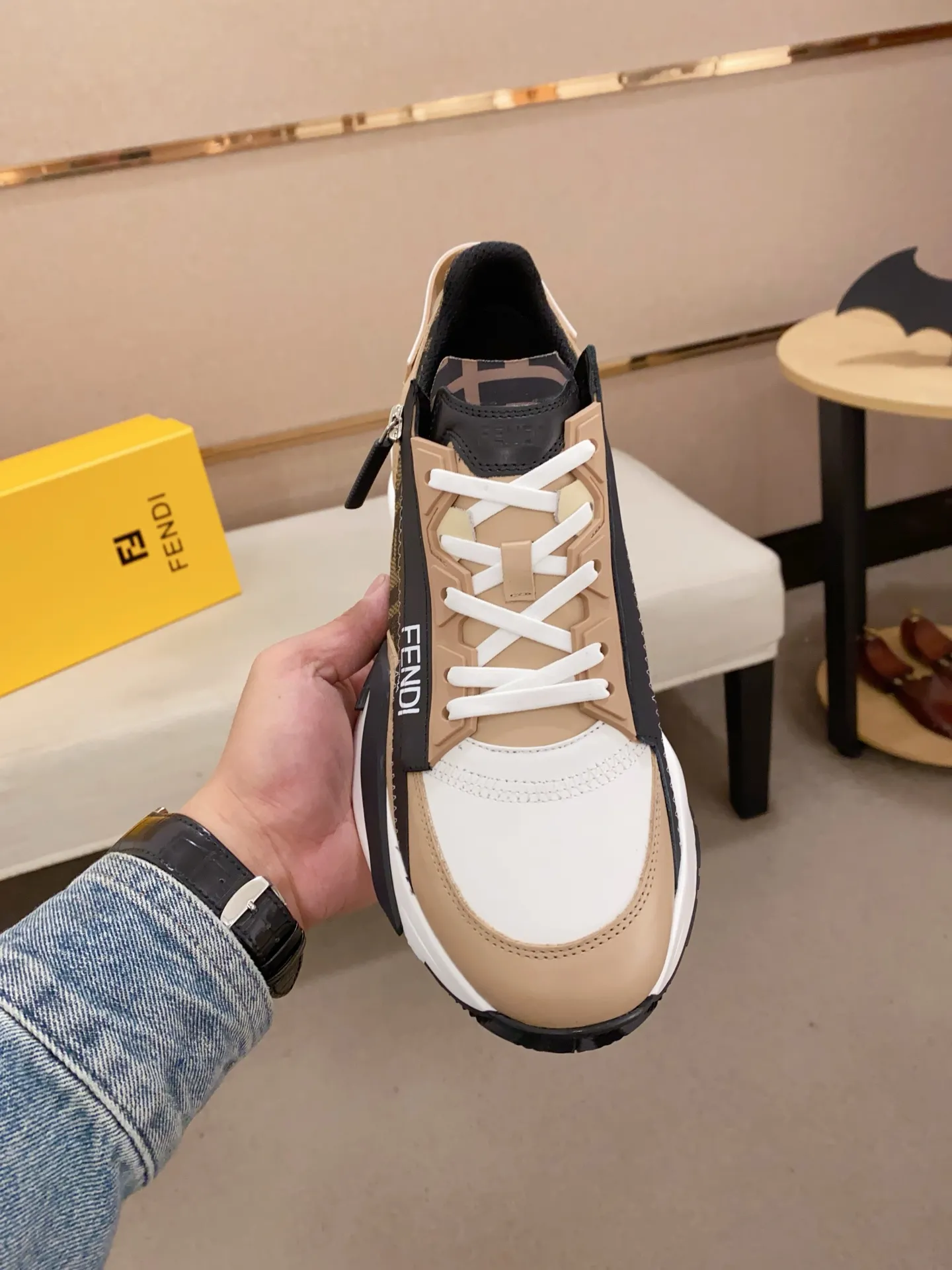 Men's shoes💰: 540💰(Higher version) [Fendi] Fendi's latest casual shoes for men! Available at counters simultaneously! A one-to-one replica of the original. Made entirely of imported top-grain calfskin, the interior is made of top-grain water-dyed cowhide, and the original factory-supplied rubber outsole. Leading new fashion concepts. Matching code: 38-44. 45 can be customized and non-returnable!